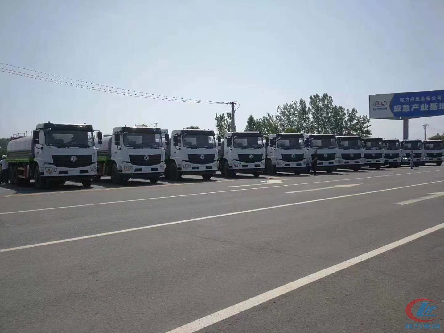 德信国六东风D3L后双桥抑尘洒水车十台齐发