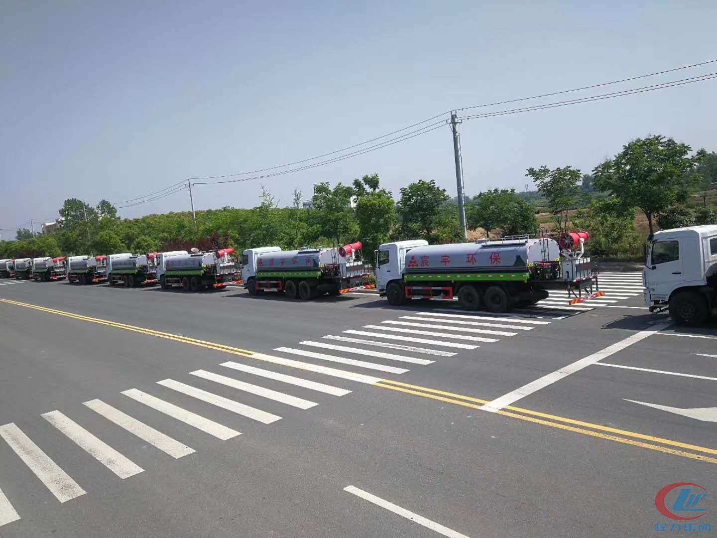 德信国六东风D3L后双桥抑尘洒水车十台齐发