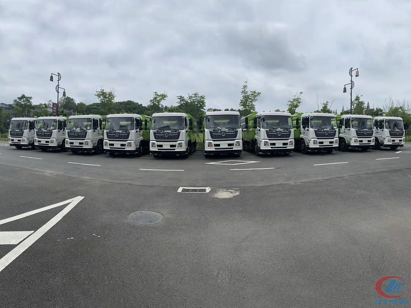 德信东风天锦洗扫车批量交车