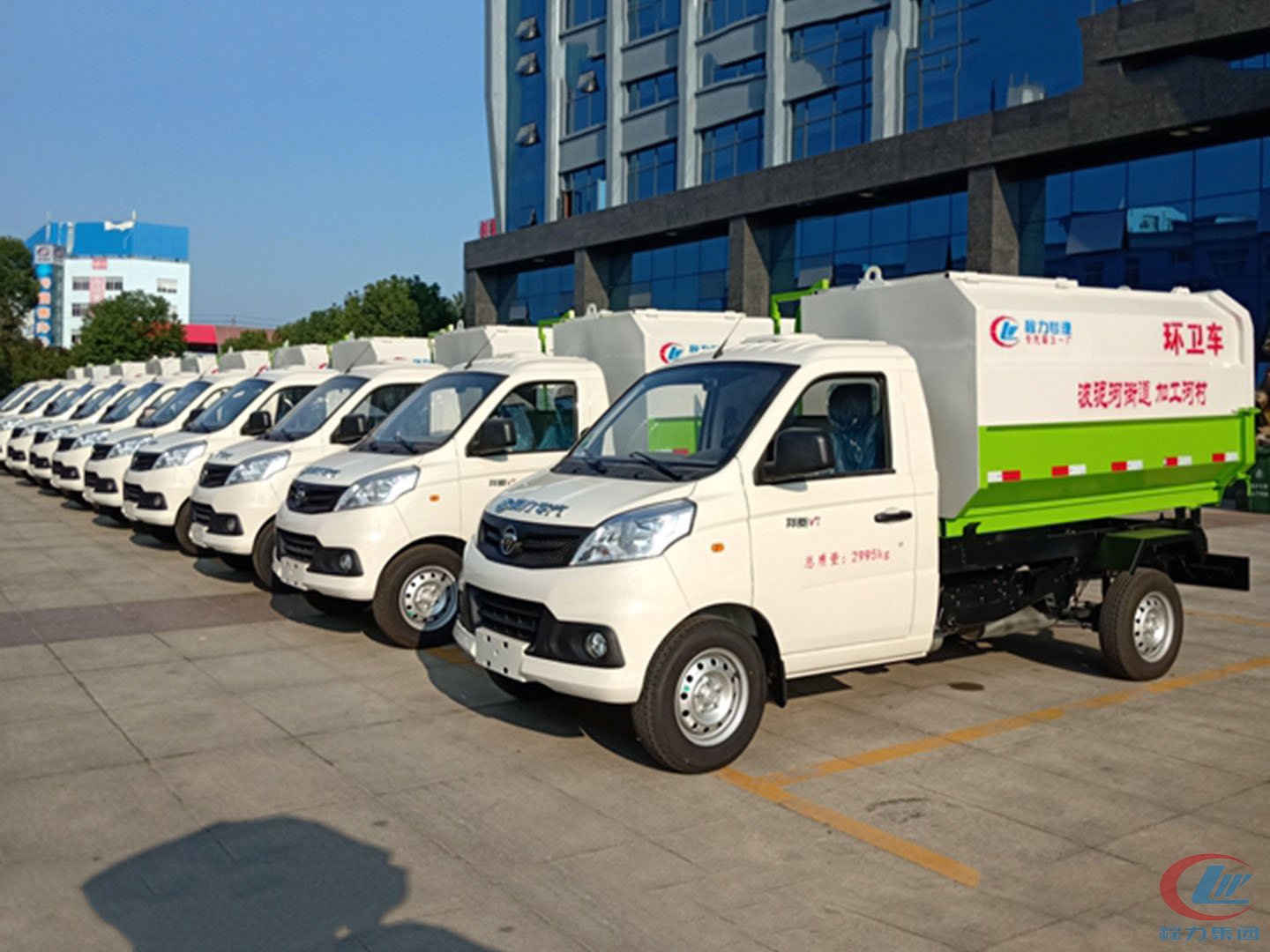 德信国六福田挂桶垃圾车批量发车