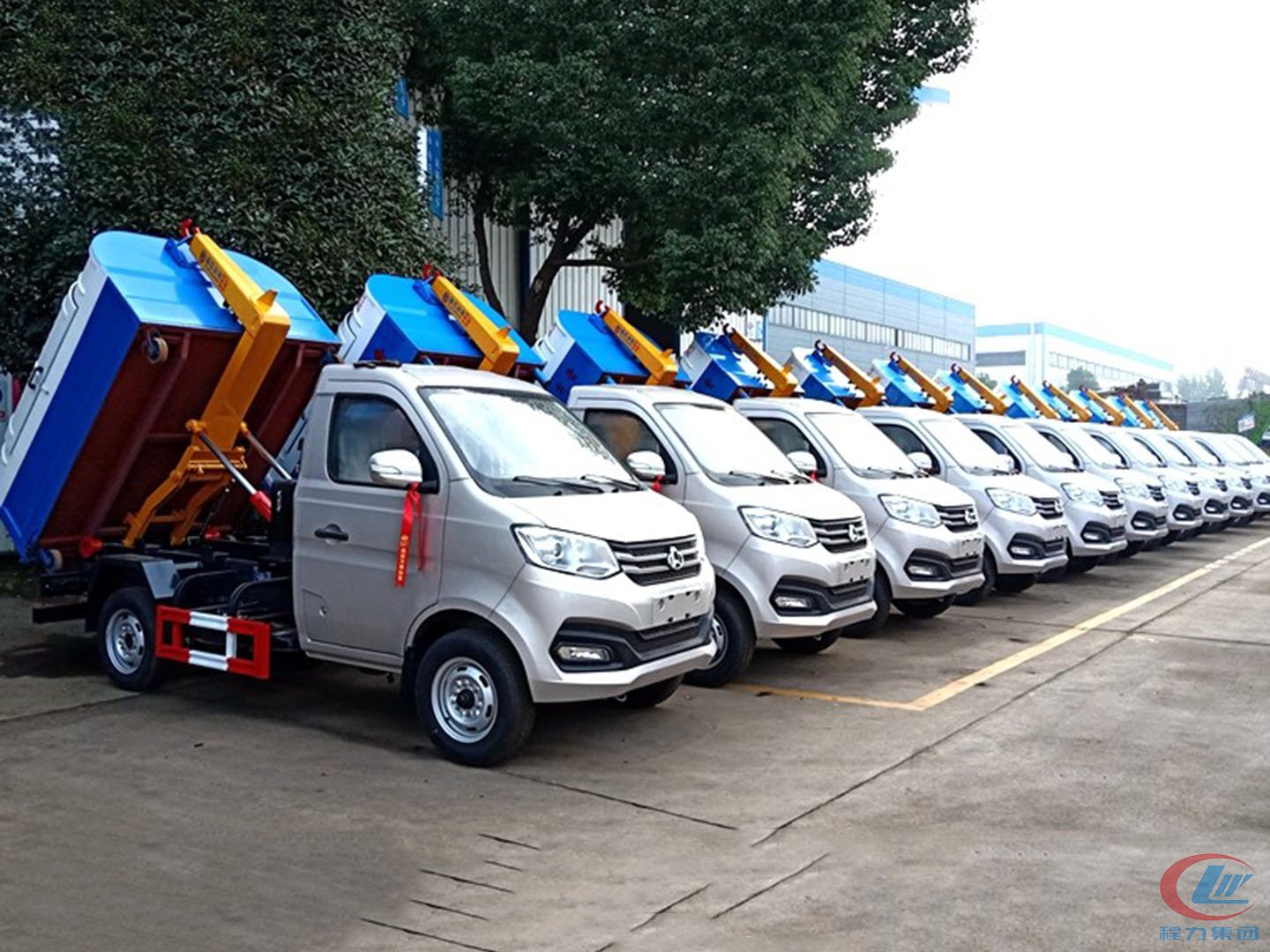 德信国六勾臂垃圾车批量发车