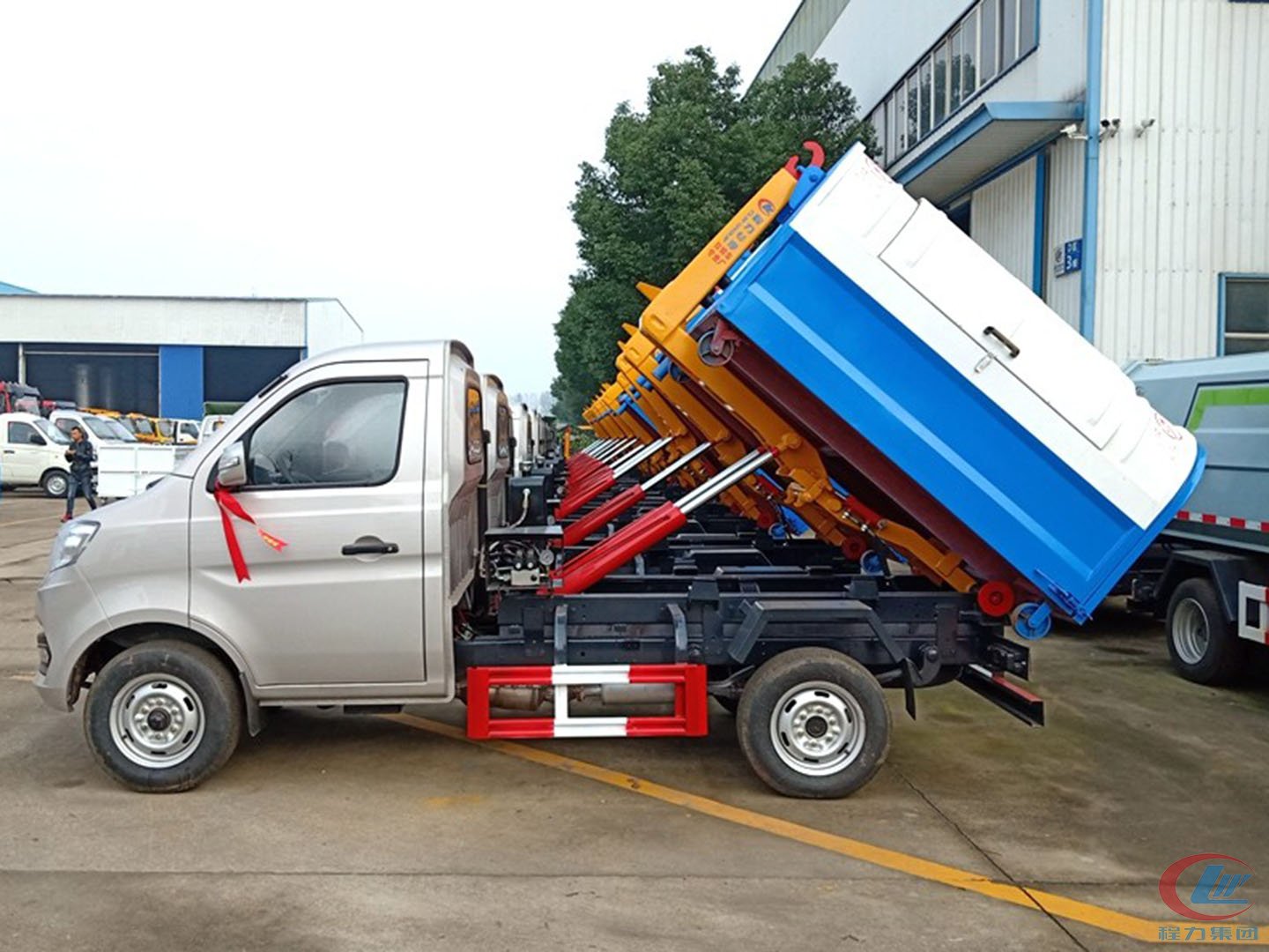 德信国六勾臂垃圾车批量发车