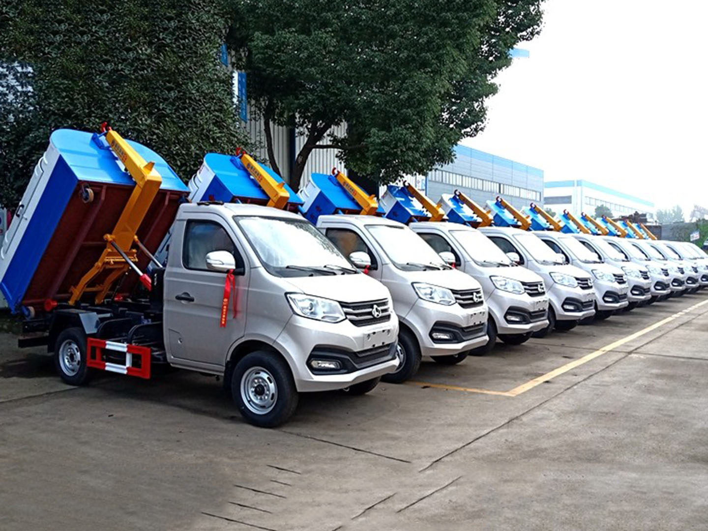 德信国六长安勾臂垃圾车批量发车