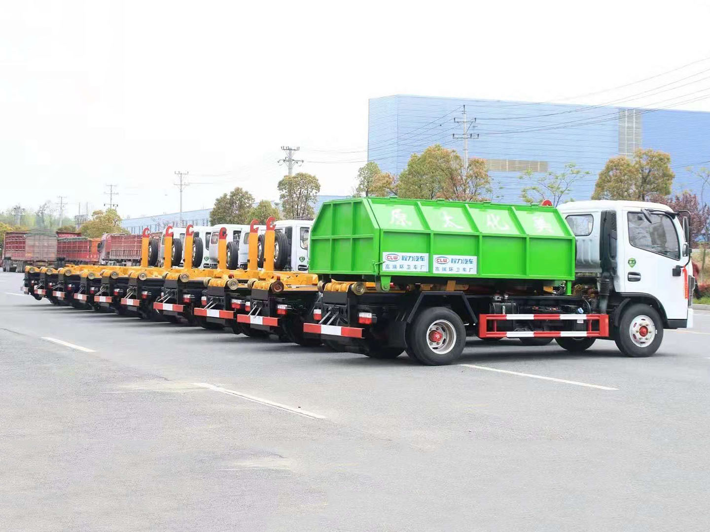 德信东风多利卡拉臂垃圾车批量发车 