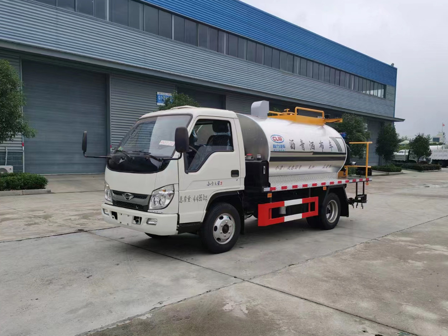 德信国六福田小卡3沥青洒布车