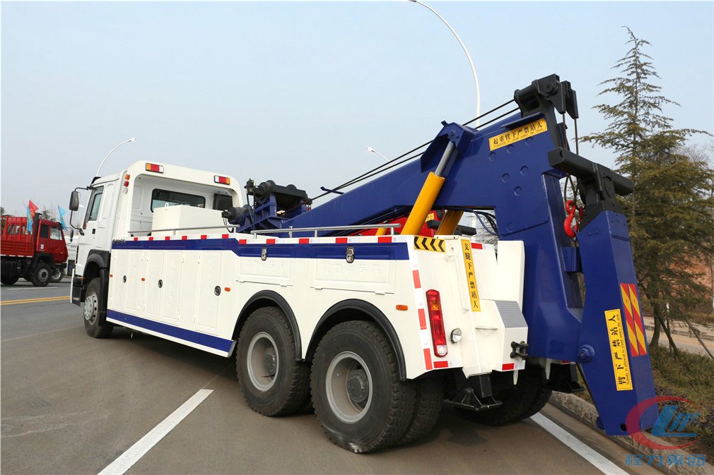 德信重汽后八轮一拖一清障车侧面图