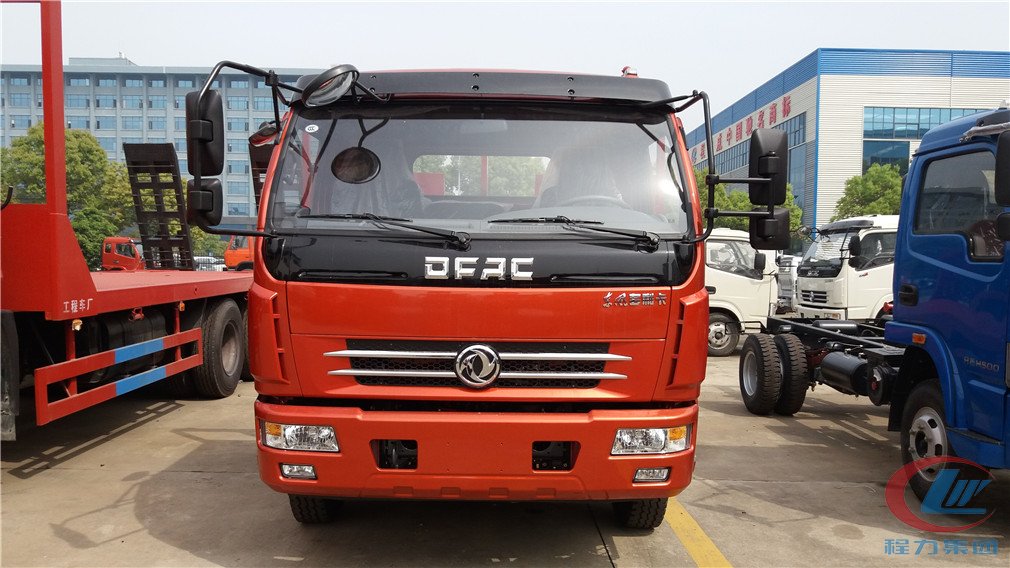 德信东风多利卡平板运输车正面图