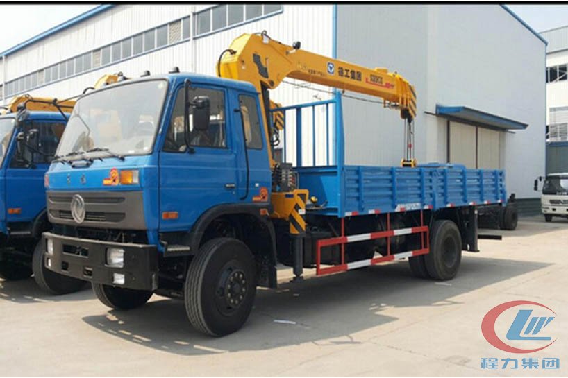 程力东风153 8吨随车吊侧面图