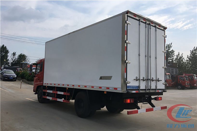 德信东风天锦冷藏车（厢长6.1米）侧面图