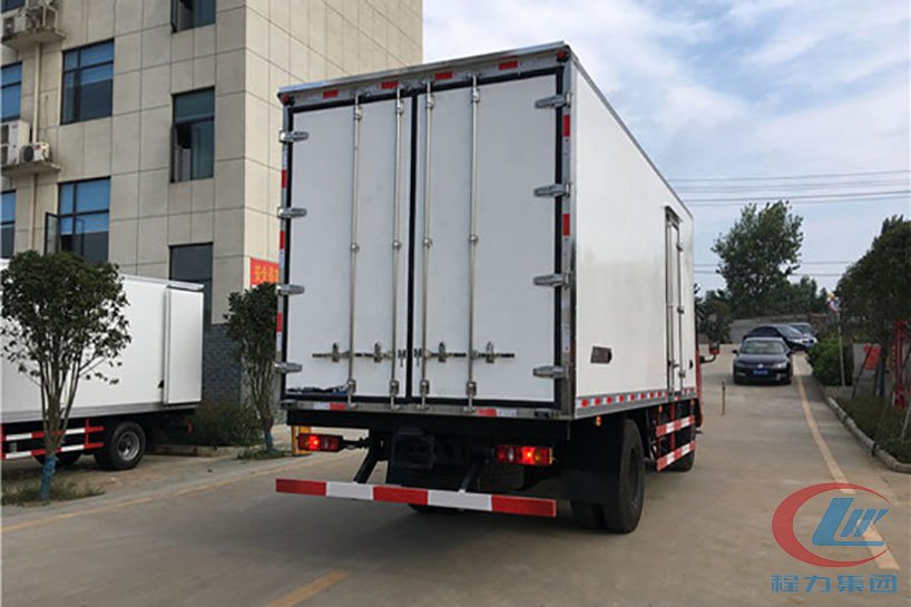 德信东风天锦冷藏车（厢长6.1米）侧面图