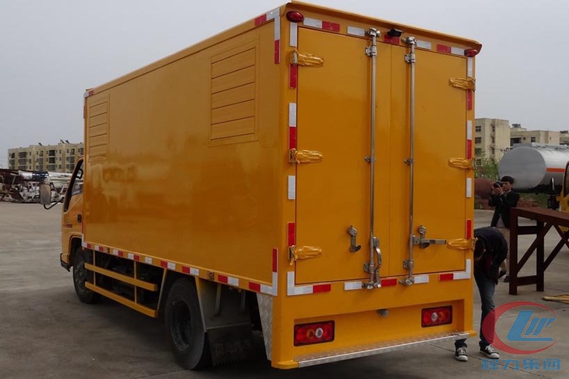 德信江铃小型应急发电车侧面图