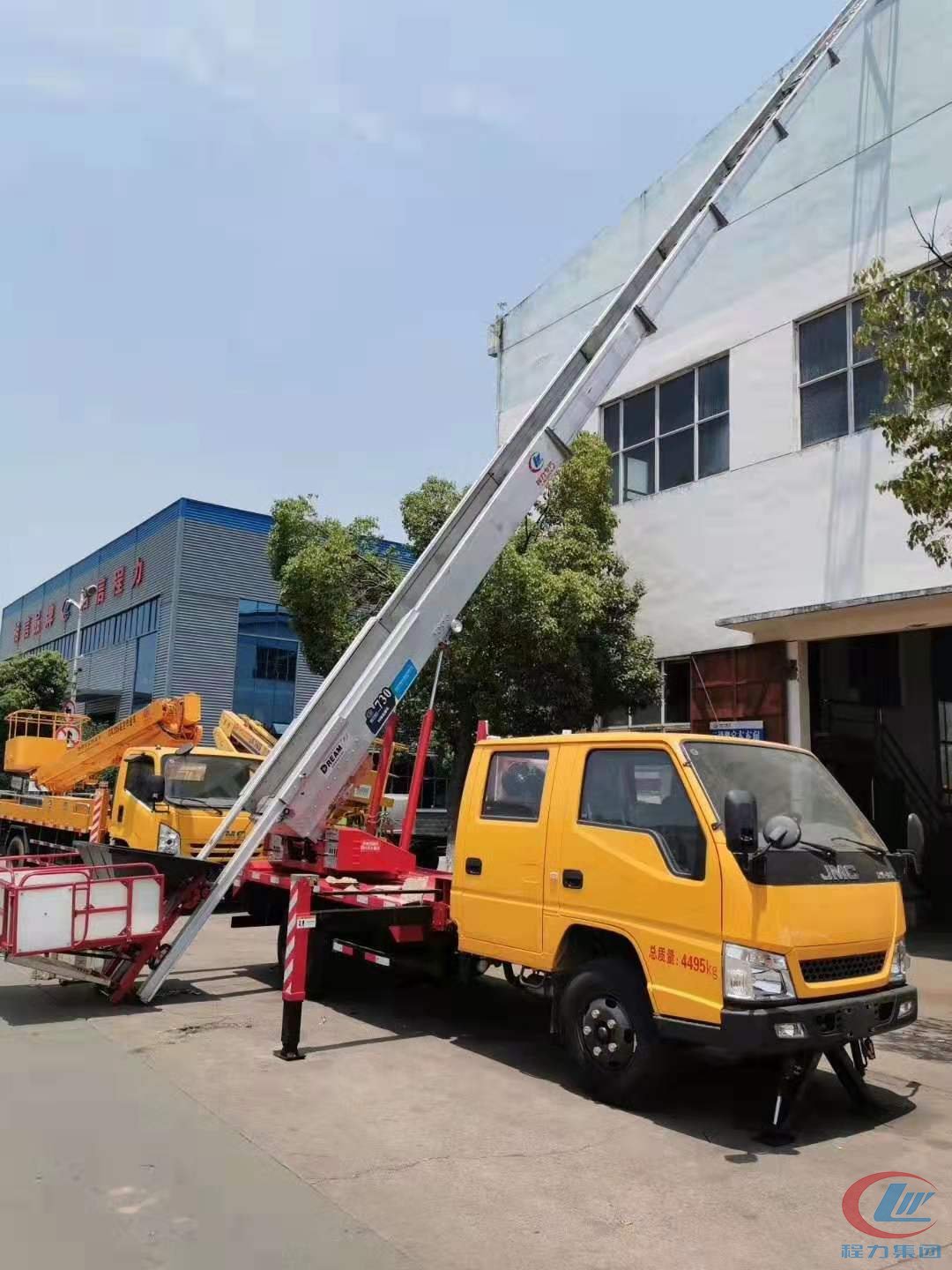 德信江铃28米进口云梯车正面图