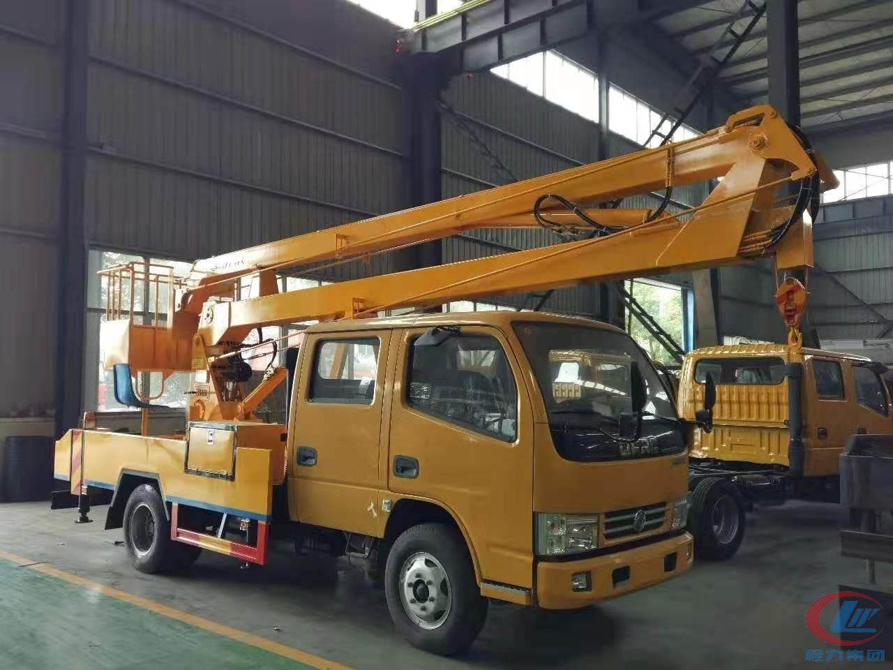 德信东风14米高空作业车侧面图