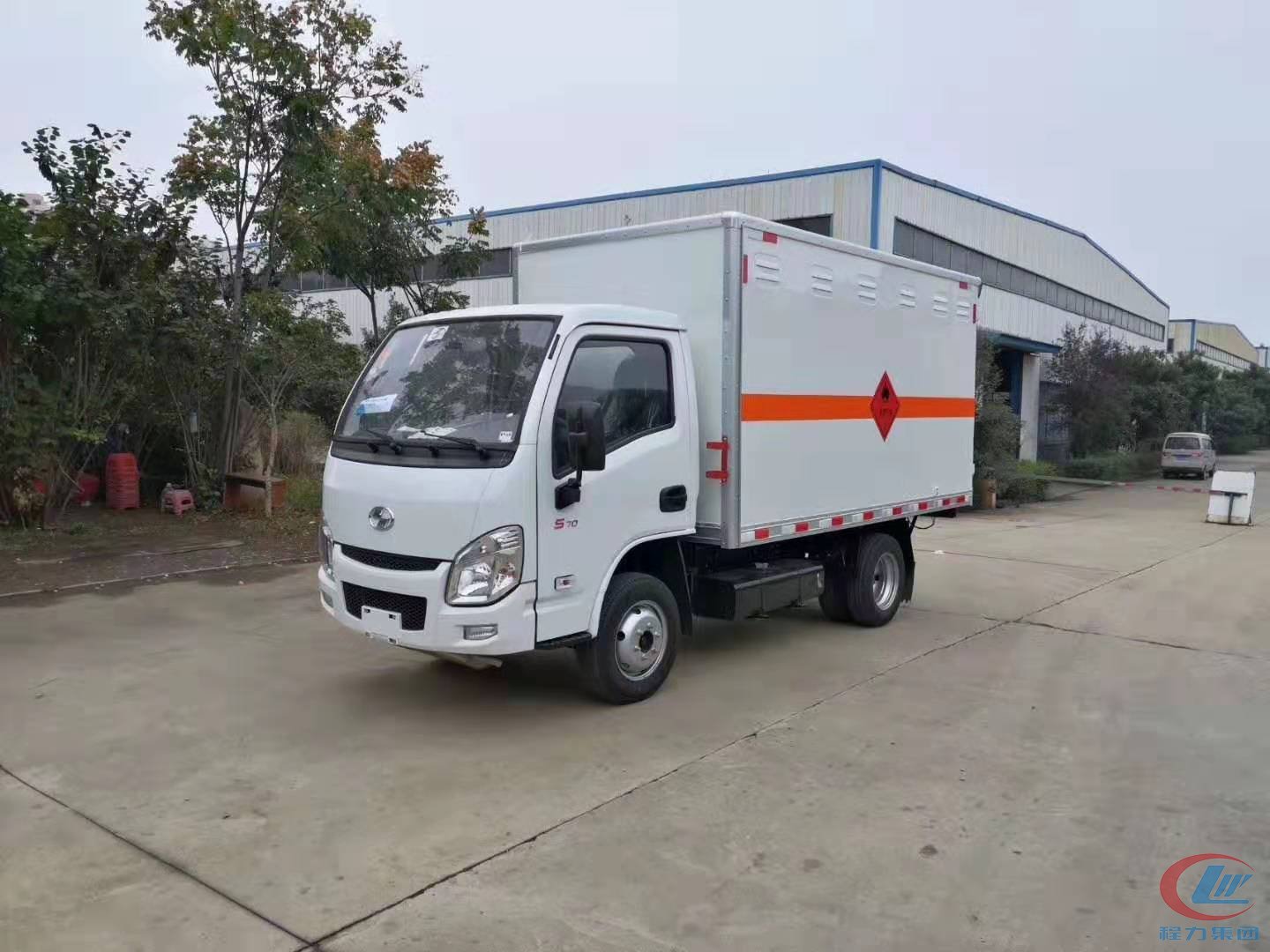 德信跃进小福星易燃气体厢式运输车正面图