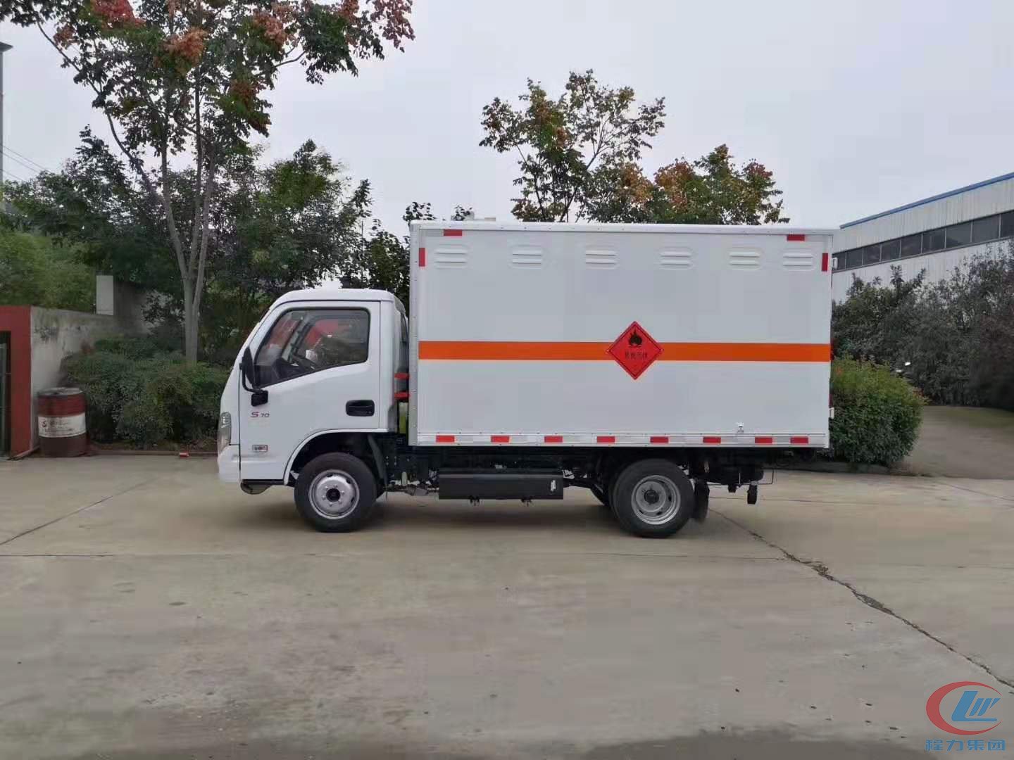 德信跃进小福星易燃气体厢式运输车侧面图