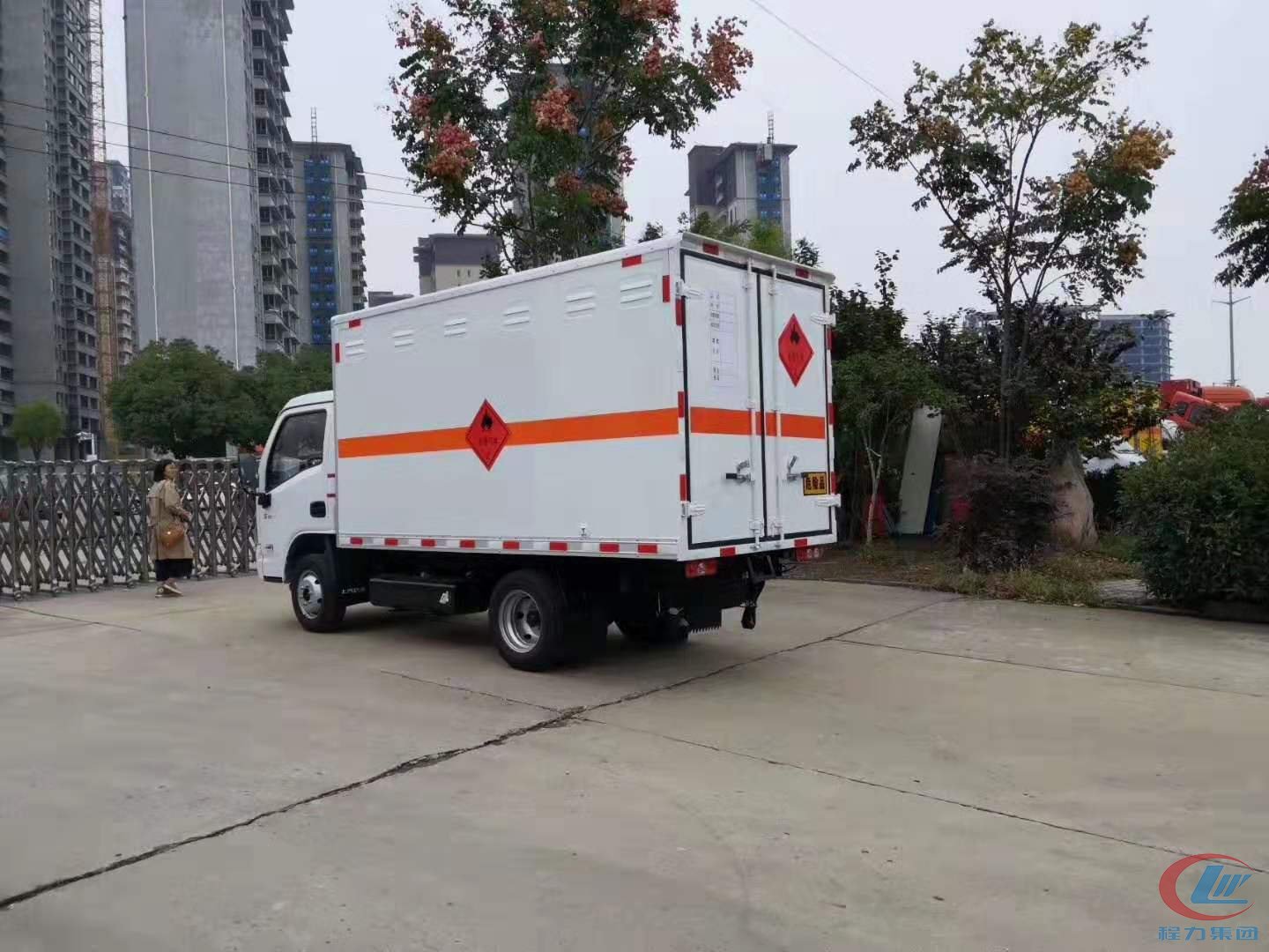 德信跃进小福星易燃气体厢式运输车侧面图