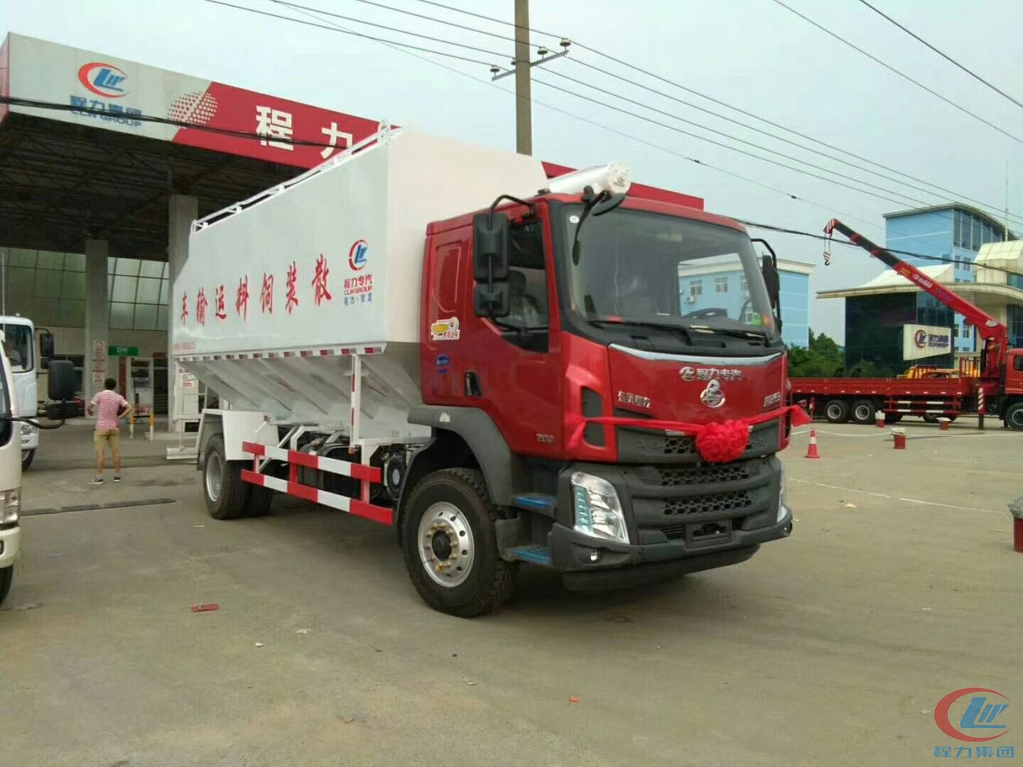 德信东风柳汽28方饲料车侧面图