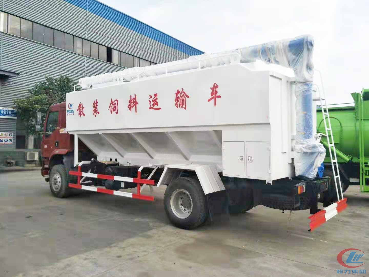 德信柳汽乘龙散装饲料运输车侧面图