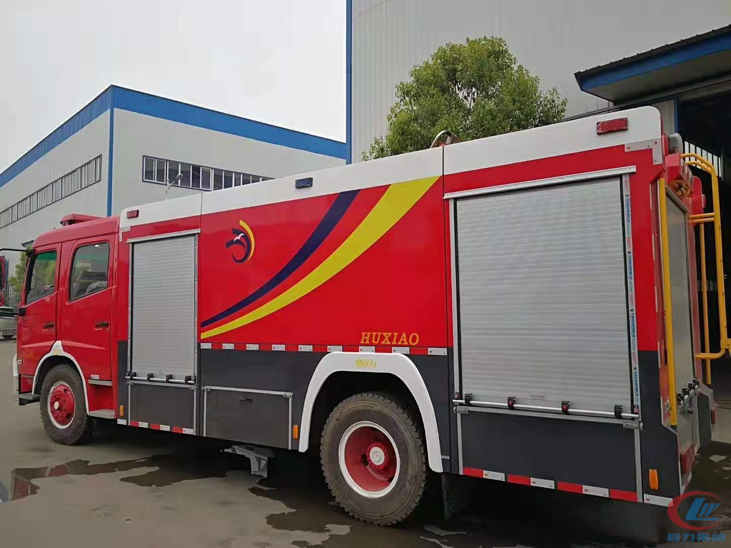 德信东风天锦泡沫消防车背面图