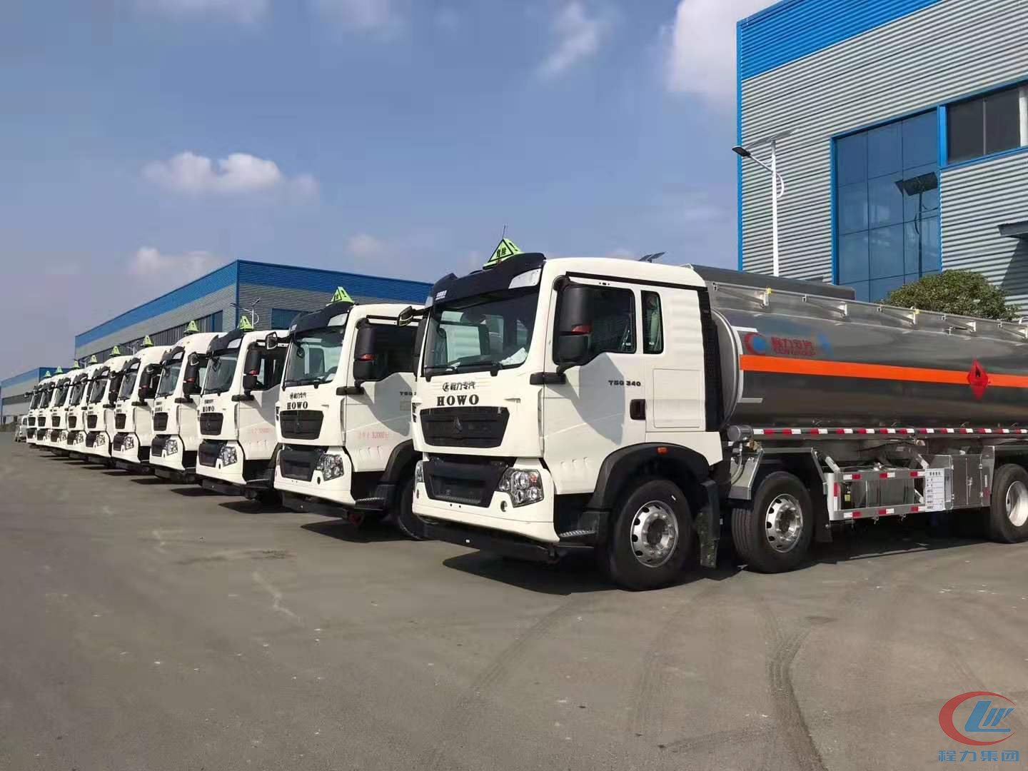 德信重汽豪沃油罐车发车