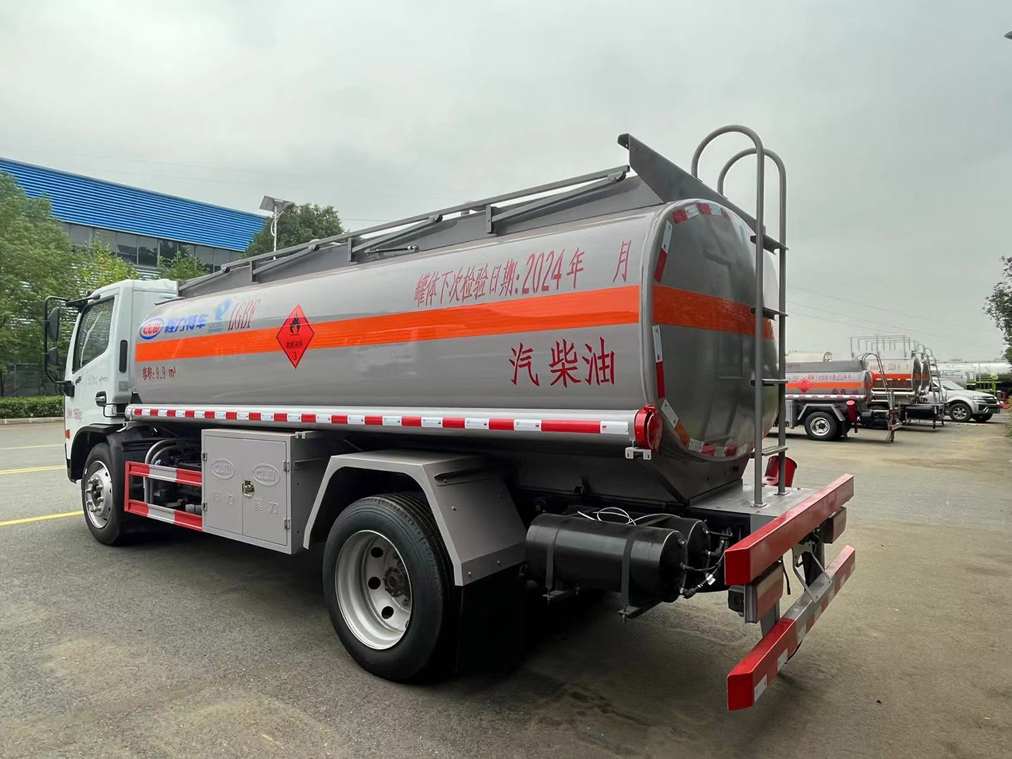 德信国六东风10立方运油车/加油车