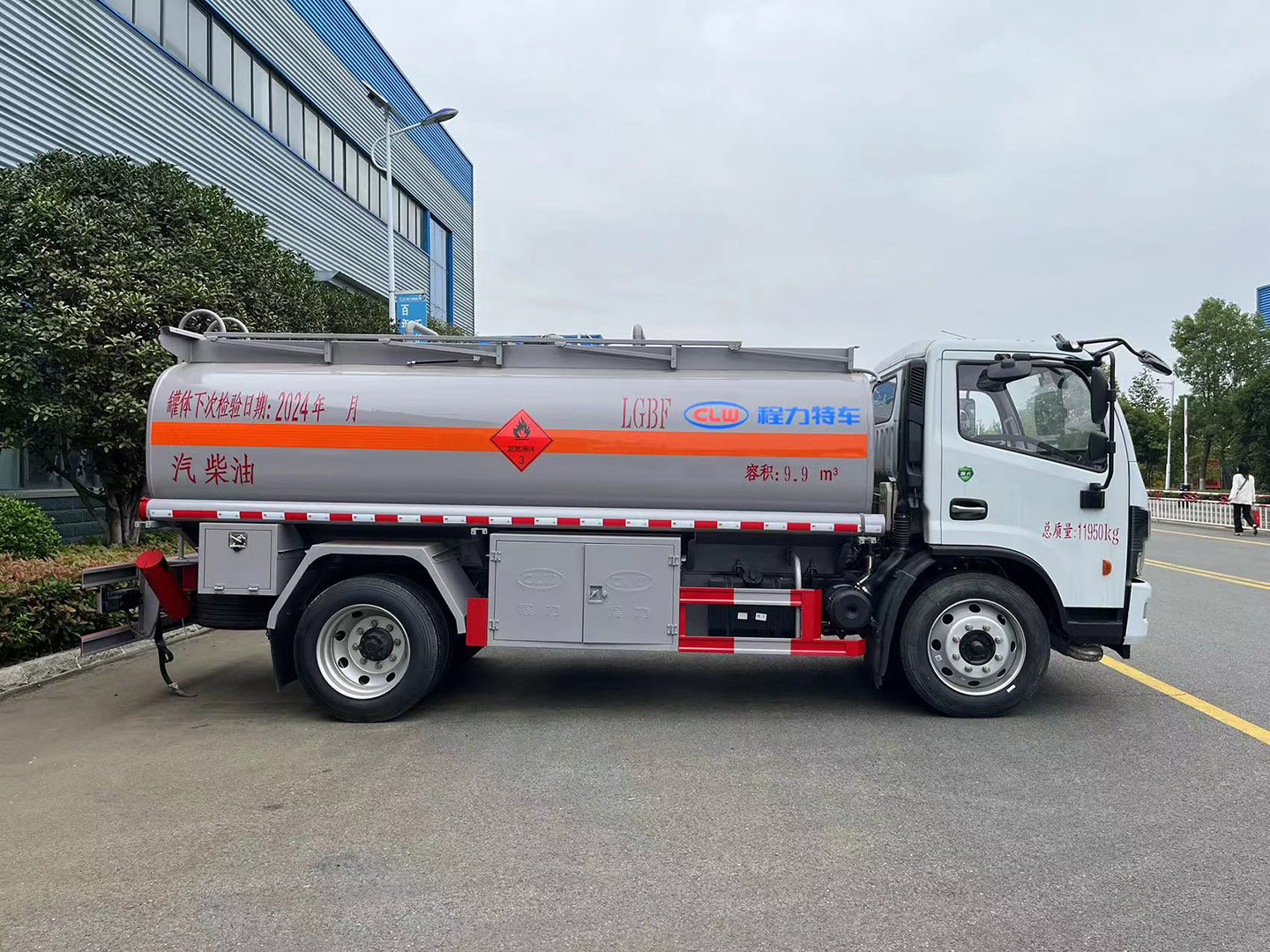 德信国六东风10立方油罐车/加油车