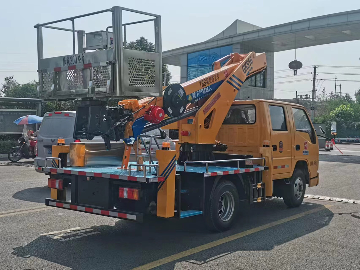 德信蓝牌双排驾驶室伸缩臂高空作业车