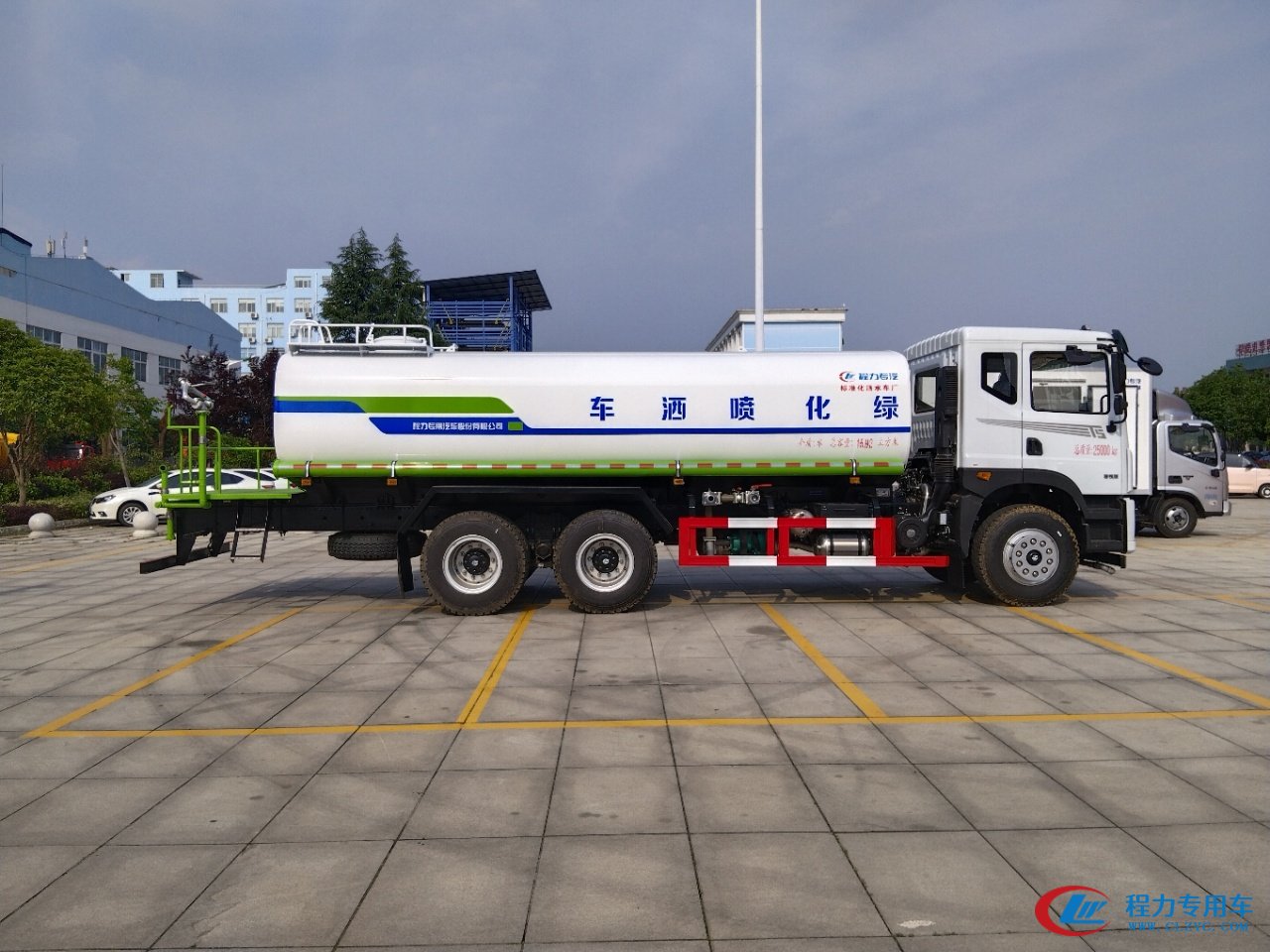 德信华神T5后双桥20吨洒水车